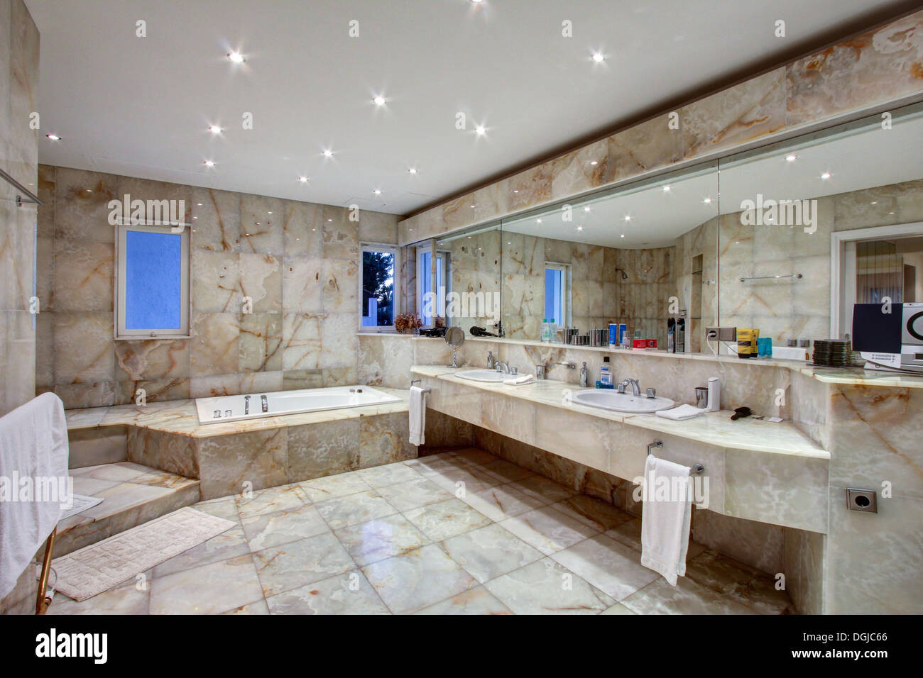 Marmor Badezimmer Luxus-Villa Stockfotografie - Alamy in Villa Badezimmer